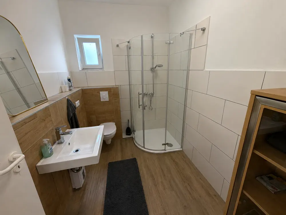 Badezimmer der Gewerbeeinheit