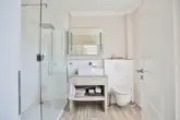 Modernes Duschbad